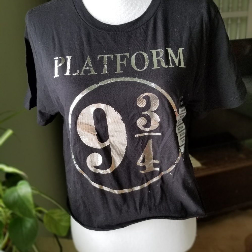 Med black crop top Harry Potter silver print. NWT